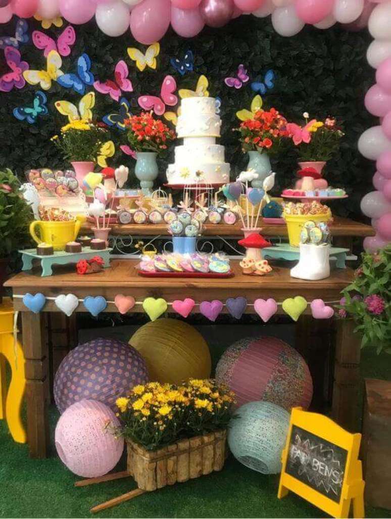 37. Esta festa mescla o colorido com o verde do muro ingl&ecirc;s. Foto: Universo Decorado