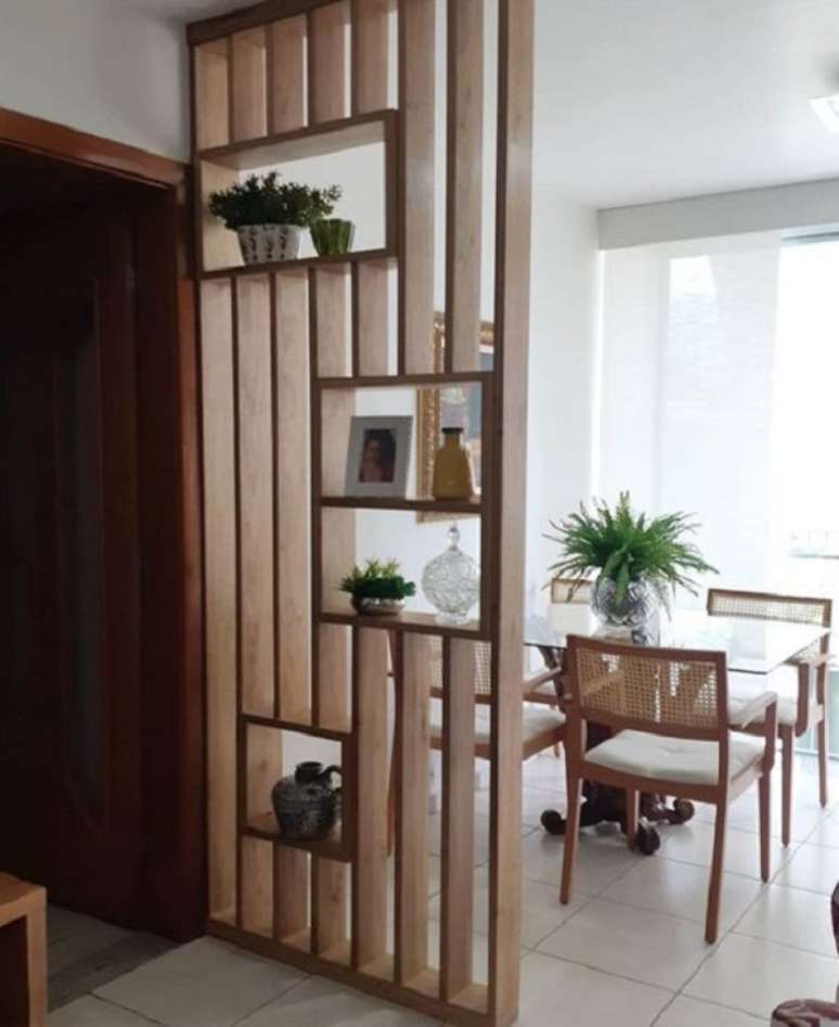 6. Brise de madeira com nichos para dividir ambientes em casa – Foto Ana Alves