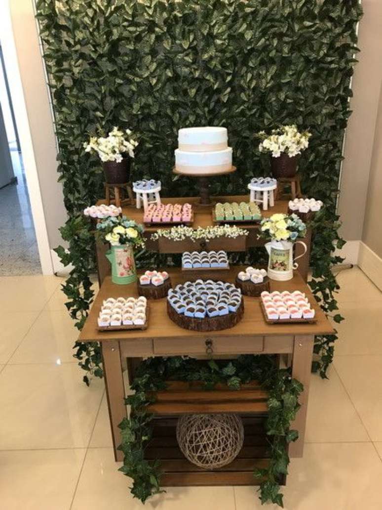 42. O muro ingl&ecirc;s combina muito com a madeira. Foto: Elo7