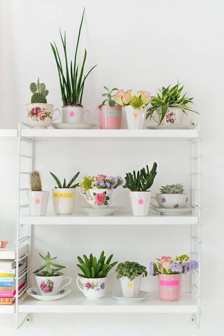 25. Estante decorada com mini cactos &ndash; Foto Decor Facil