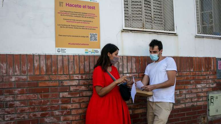 A variante &ocirc;micron tem uma muta&ccedil;&atilde;o chamada BA.2, que &eacute; 30% mais contagiosa que a original