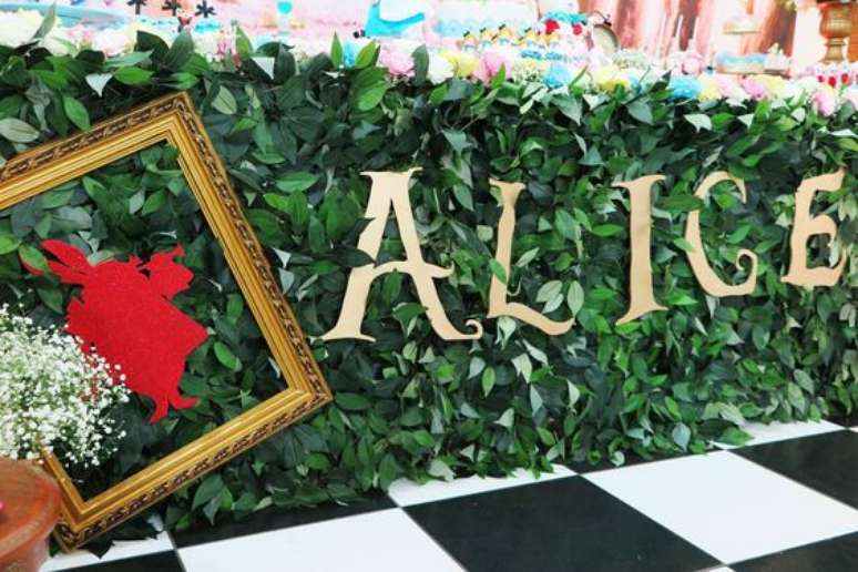 28. Esta festa ficou interessante por conta do muro ingl&ecirc;s. Foto: Faz de Conta Artesanato