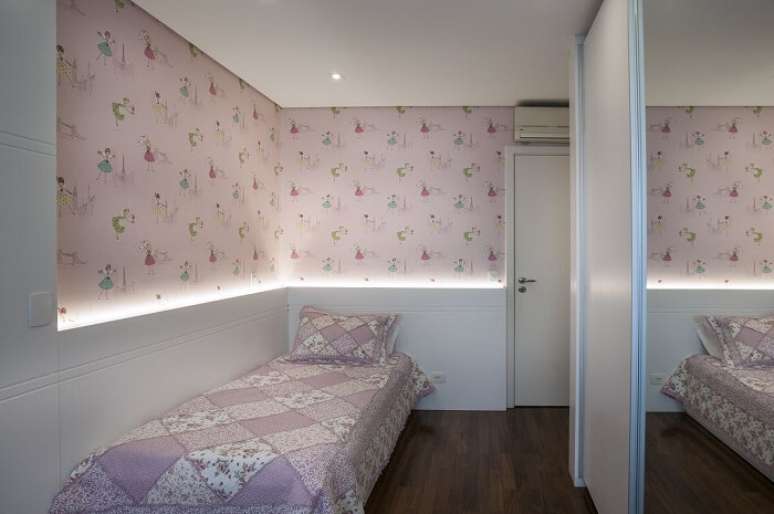42. A cabeceira com LED traz um toque especial para decoração do quarto. Fonte: Katia Llaneli