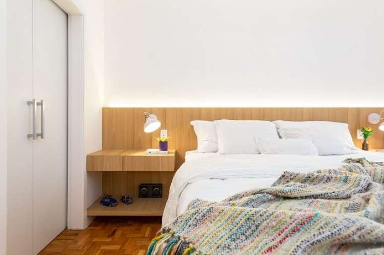 36. Cabeceira com LED feita em madeira e luminária branca embutida. Fonte: Motiro Arquitetos