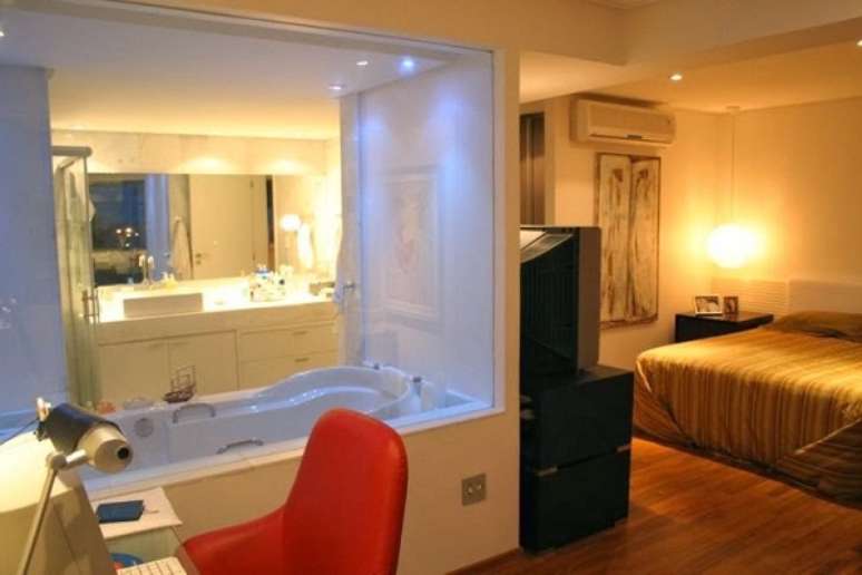 23. Quarto com banheira e iluminação de led – Foto Decor Salteado