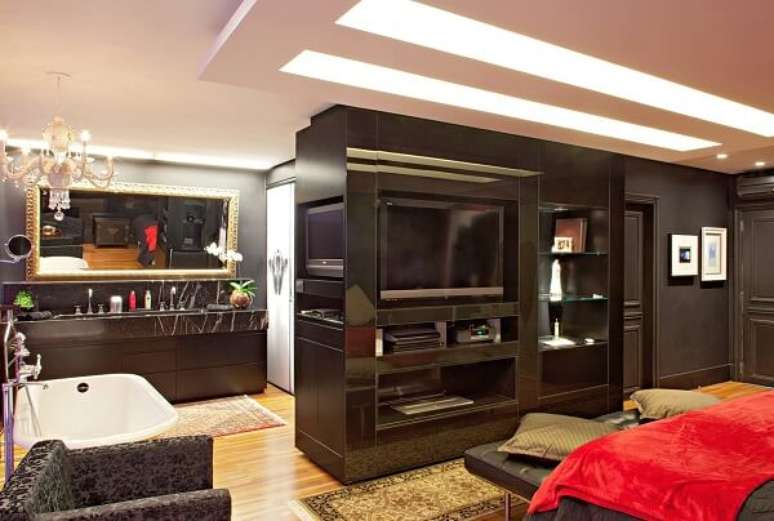 48. Quarto com banheira ao lado do painel – Foto Decor Salteado