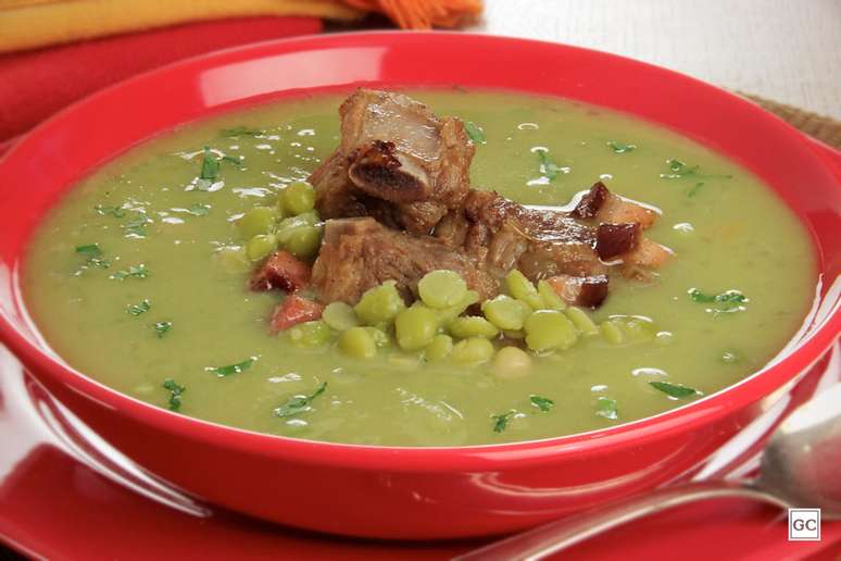Sopa de ervilha com costelinha saborosa &ndash; Foto: Guia da Cozinha