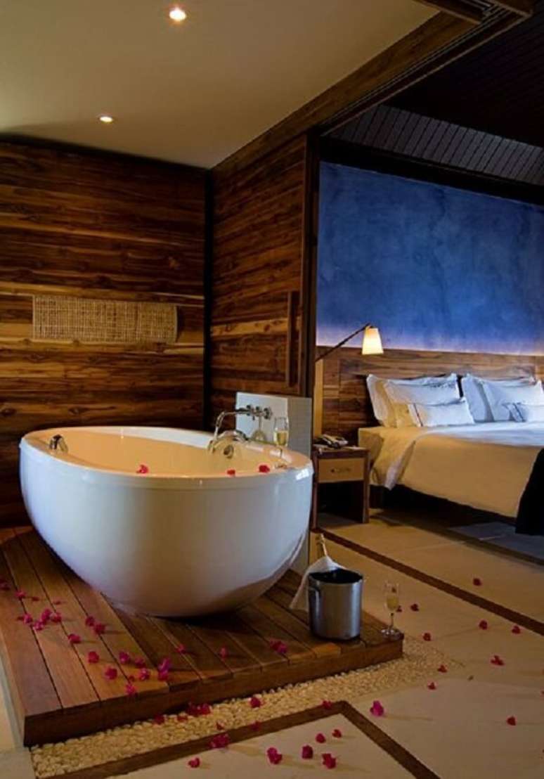 26. Quarto com banheira e petalas de flores – Foto Tivoli Ecoresort Praia do Forte –