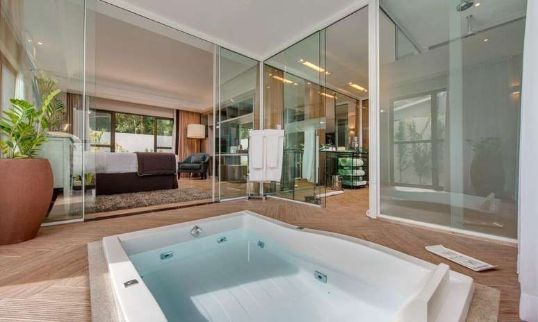 44. Banheira de hidromassagem no quarto moderno – Foto Resort Wish