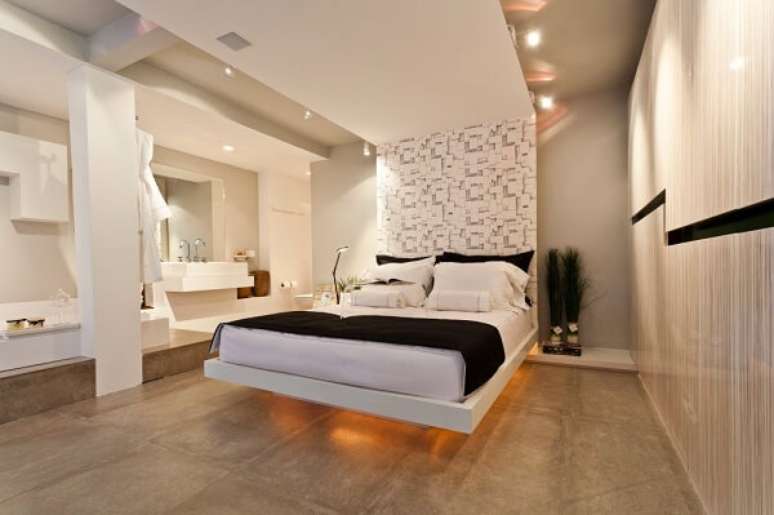 41. Suite com banheira e cama suspensa iluminada com led – Foto Decor Slateado