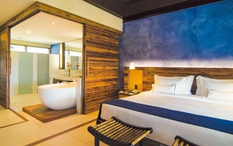 47. Quarto com banheira ao lado da cama – Foto Viajar Resorts