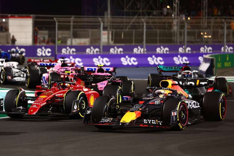 Max Verstappen venceu duelo com Charles Leclerc e fez a festa da Red Bull 