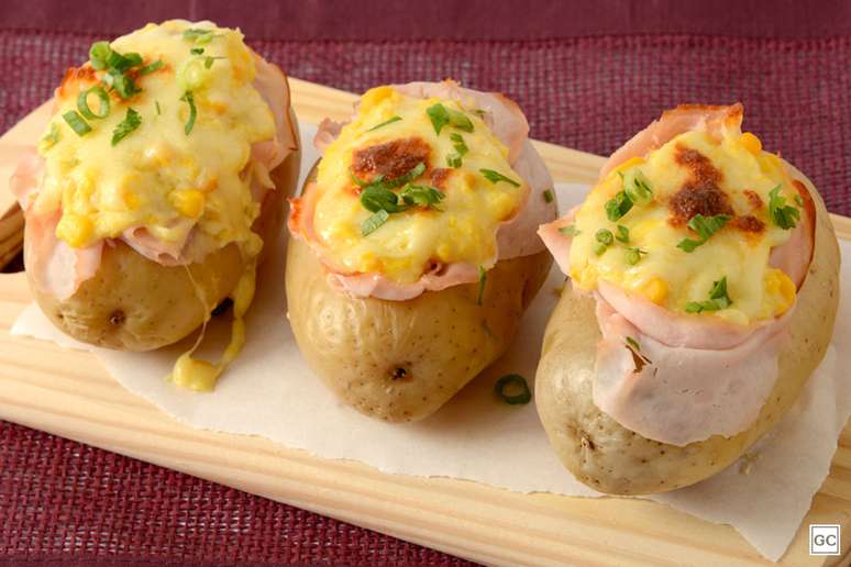 Batata recheada com creme de milho e peito de peru &ndash; Foto: Guia da Cozinha