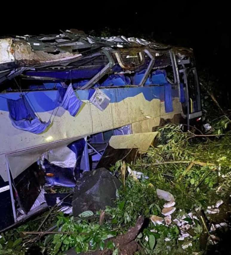 Ônibus que levava trabalhadores para uma indústria de celulose despencou em uma ribanceira, em Sapopema, norte do Paraná. Alguns passageiros ficaram presos nas ferragens