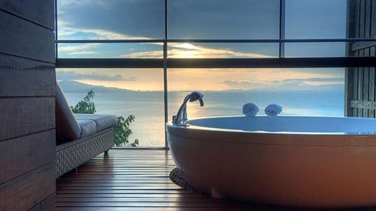 32. Quarto com banheira no conceito aberto – Foto Trivago Magazine