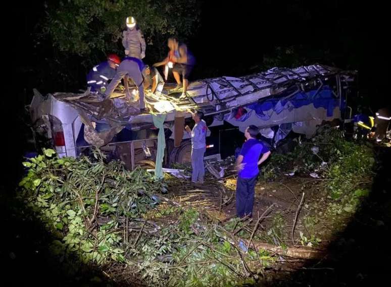 Ônibus caiu em ribanceira em Sapopema no Paraná  