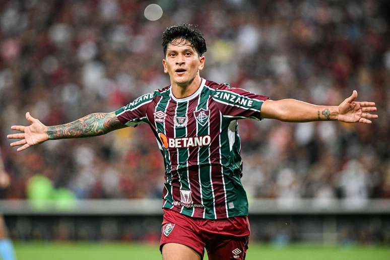 Com dois de Cano, Fluminense abre vantagem contra o Flamengo