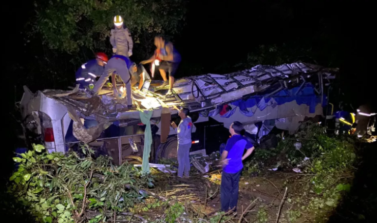 Ônibus cai em ribanceira e deixa mortos e feridos no Paraná