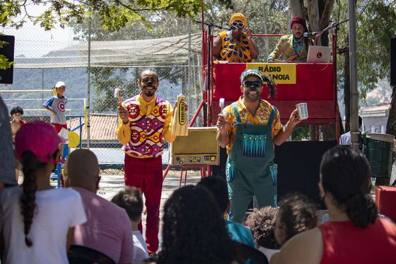 Durante a pandemia, a trupe conscientizou moradores por meio da arte circense