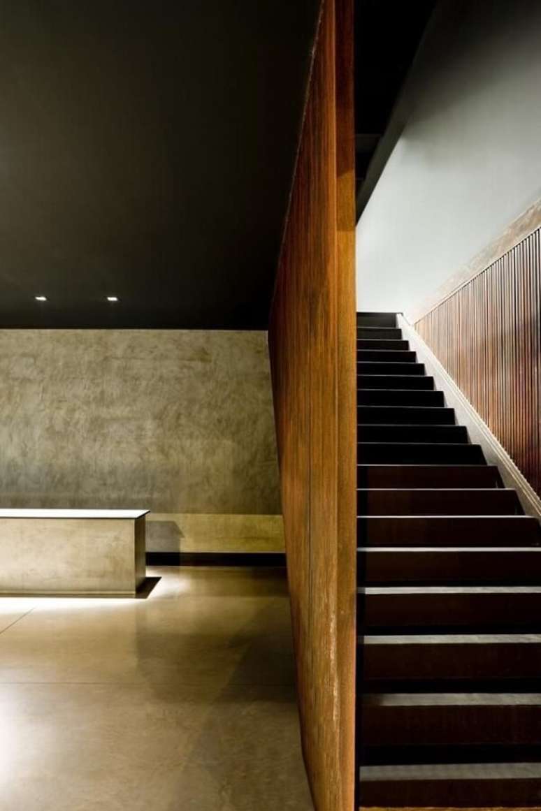 29. Escadas para casa em preto e corrimão de madeira – Foto Sainz Arquitetura