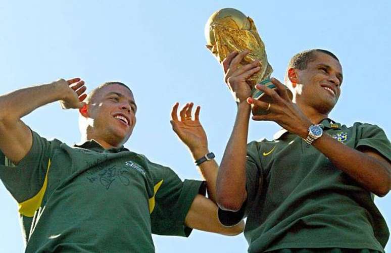 Ronaldo e Rivaldo foram os craques do título mundial brasileiro em 2002 (Foto: VANDERLEI ALMEIDA / AFP)