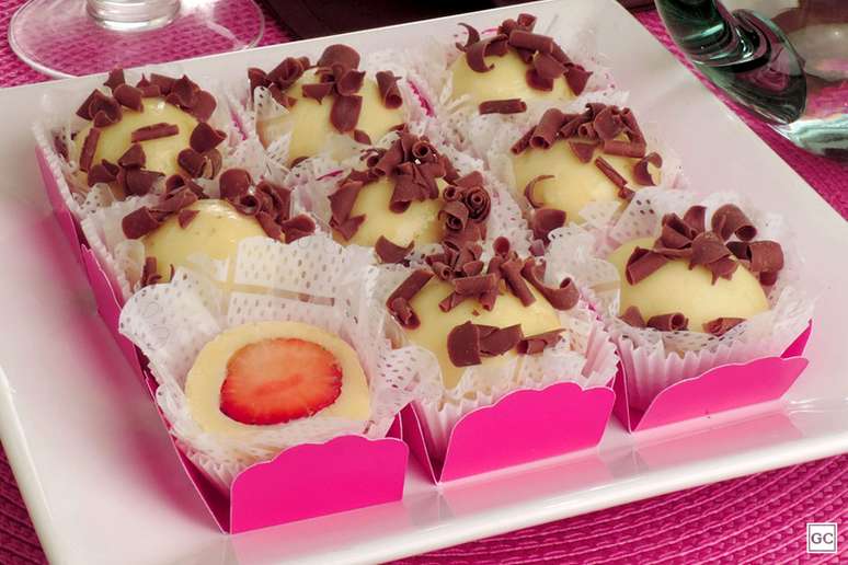 Brigadeiro branco com morango – Foto: Guia da Cozinha