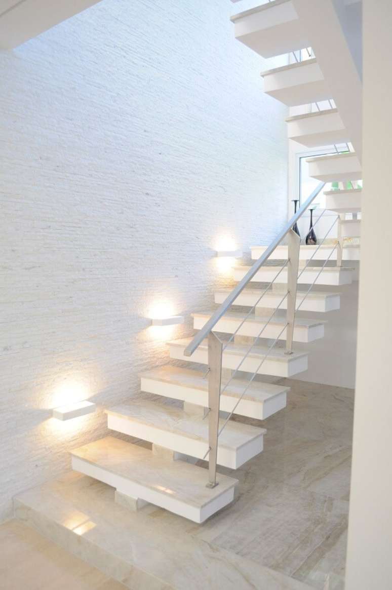 17. Escada para casa suspensa e branca – Foto DPR Revestimentos