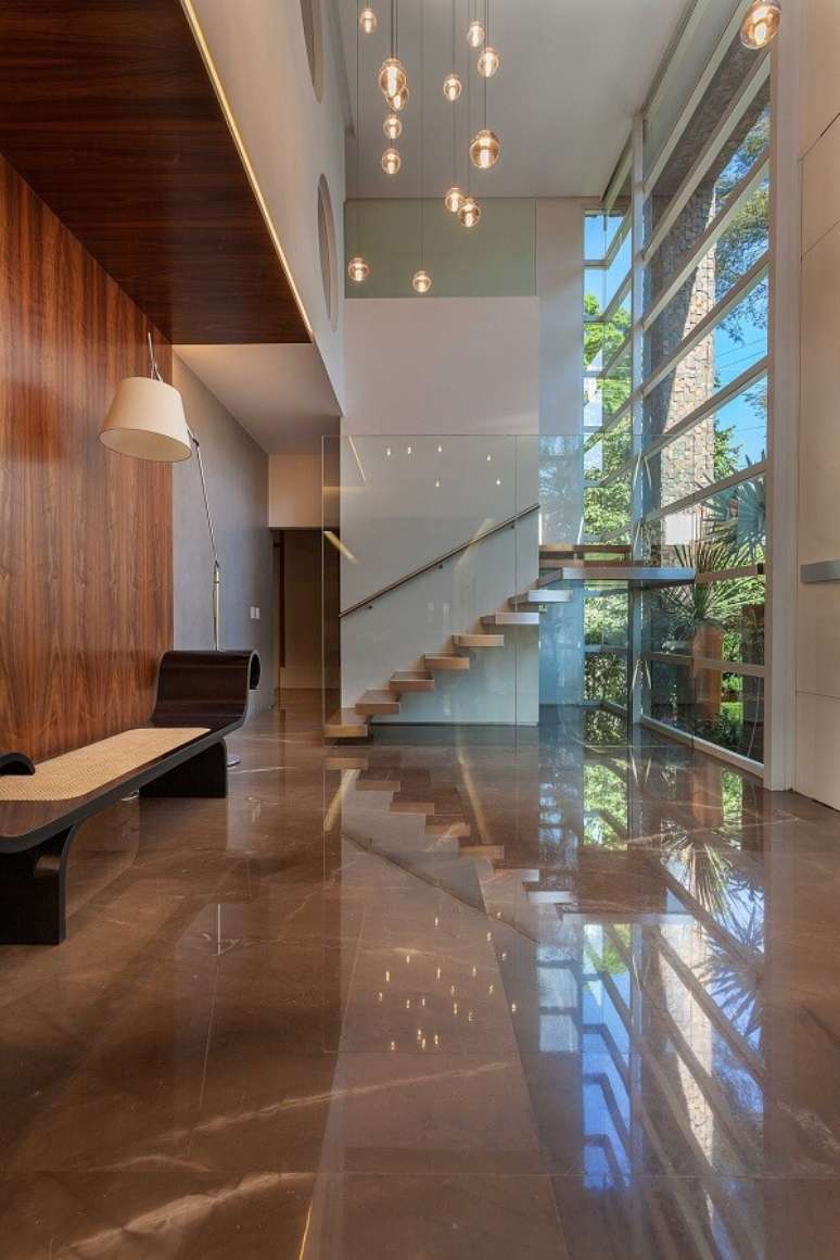 9. Escadas para casa com piso de porcelanato marrom – Foto Aline Cobra Design e Arquitetura
