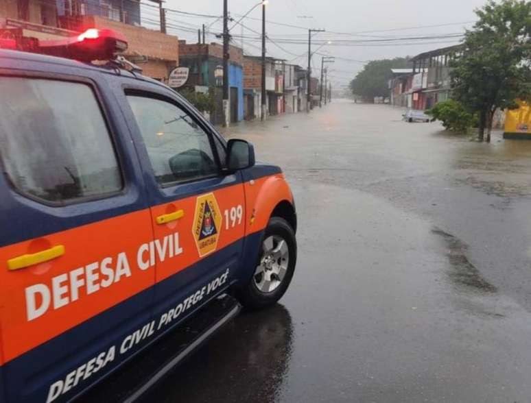 Rua alagada no bairro Itagu&aacute;, em Ubatuba. Cidade j&aacute; acumula mais de 300 mm de chuvas em dois dias