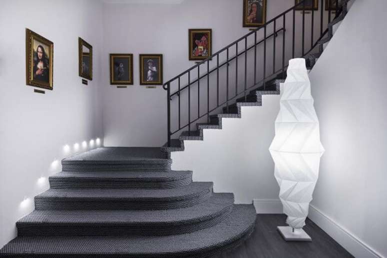 55. Decoração moderna com escadas para casa na cor cinza – Foto Adriana Noya