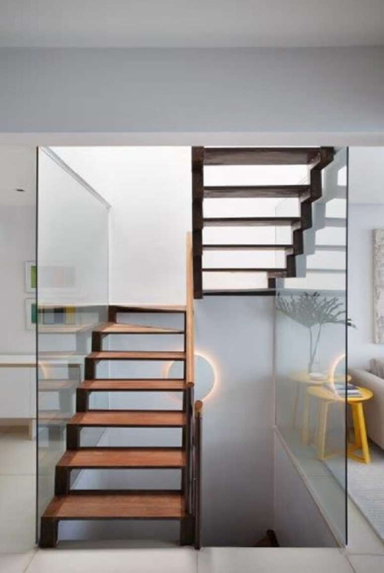 31. Escadas para casa em madeira com fechamento de vidro – Foto Rap Arquitetura e Interiores
