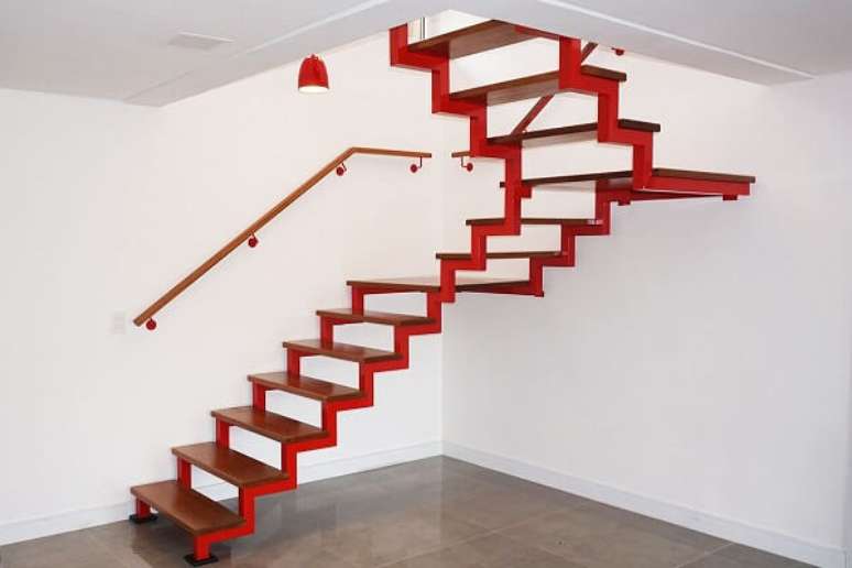 13. Escada para casa metalica na cor vermelha para revestimento de madeira – Foto Escadas MV