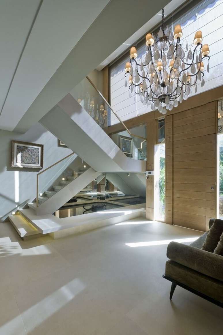 20. Escadas para casa com corrimão de vidro moderna – Foto Debora Aguiar