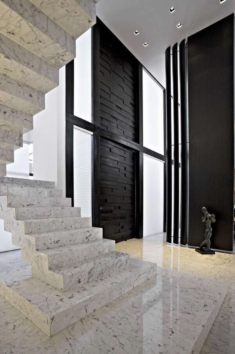 16. Escada para casa na cor branca de mármore – Foto Gislene Lopes