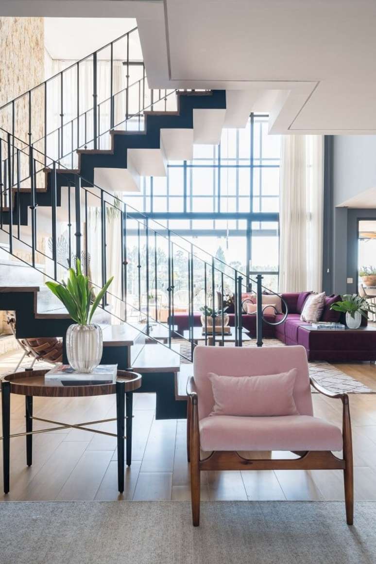 34. Escadas para casa moderna com poltrona rosa embaixo – Foto Spaco Interior