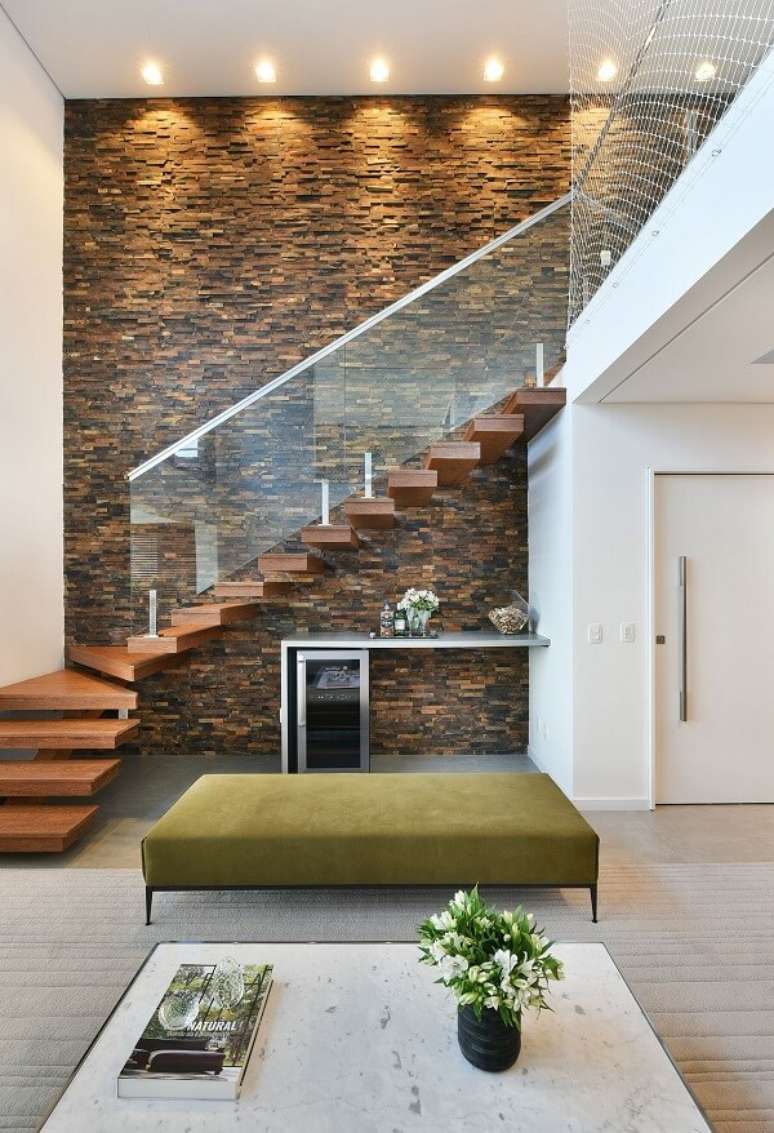 36. Escadas para casa moderna em madeira e corrimão de vidro – Foto Studio Mac