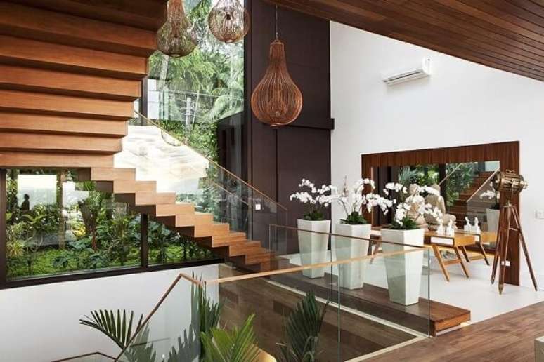 60. Escada para casa de madeira com jardim de inverno embaixo – Foto Infinity Spaces