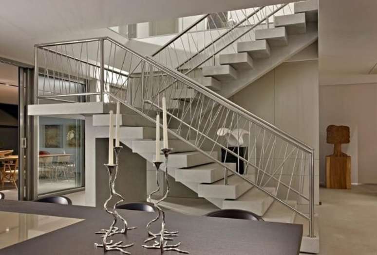 37. Escadas para casa moderna na cor branca – Foto Gislene Lopes