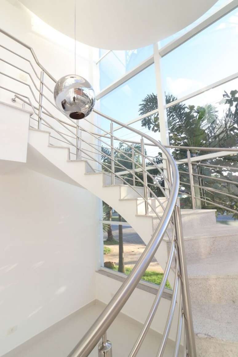 25. Escadas para casa com luminária no centro – Foto Rawi Arquitetura e Design