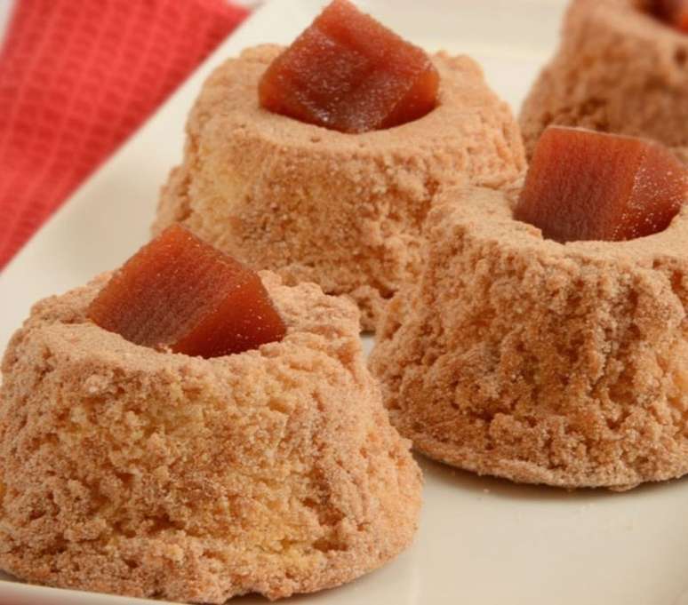 Minibolo de fub&aacute; com goiabada (Reprodu&ccedil;&atilde;o / Guia da Cozinha)