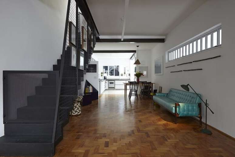 3. Escadas para casa metalicas na cor preta – Foto Sub Estudio