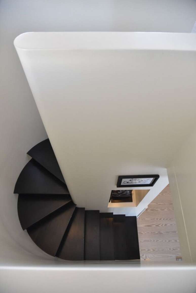 43. Escadas para casa na cor preta – Foto Rodrigo Maia