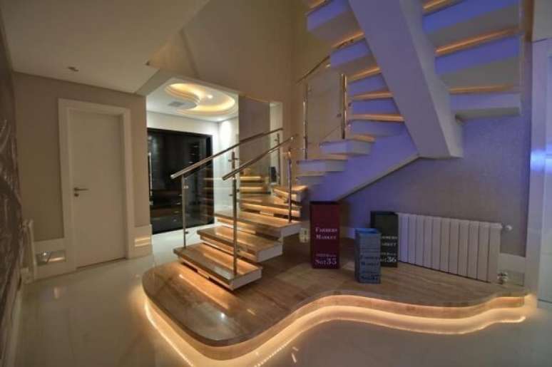 15. Escada para casa moderna com iluminação de led – Foto Paulinho Peres