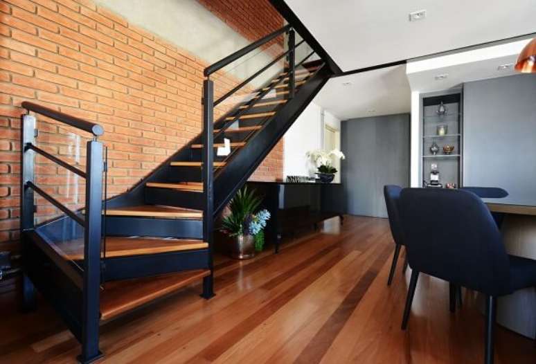 62. Escada para casa metalica e madeira – Foto Zark Studio Lab Servicos