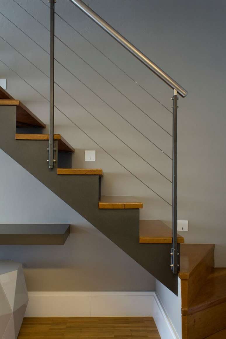 41. Escadas para casa preta com degrau de madeira – Foto Semiramis Alice Arquitetura e Design