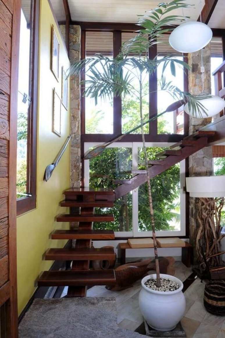 32. Escadas para casa de madeira para sala de estar rustica – Foto Urbano Studio