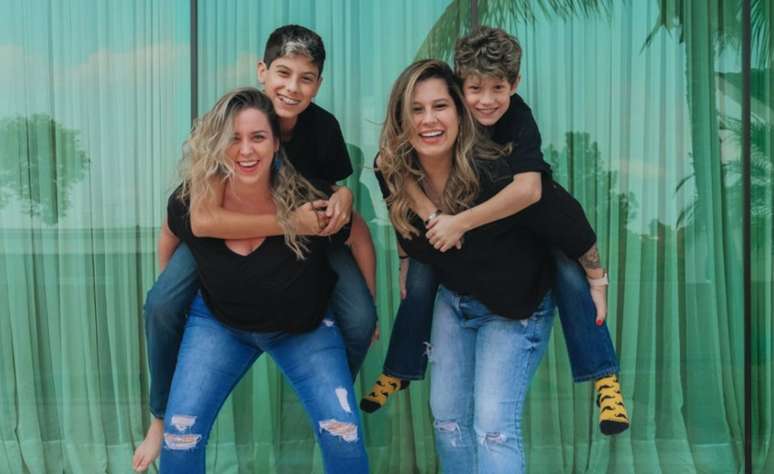 Os filhos de Nayá, João, de 14 anos, e Diogo, de 11, estranharam a situação no começo mas depois se acostumaram