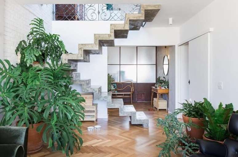 2. Escadas para casa de concreto e decoração com plantas – Foto Foma 001 Arquitetura