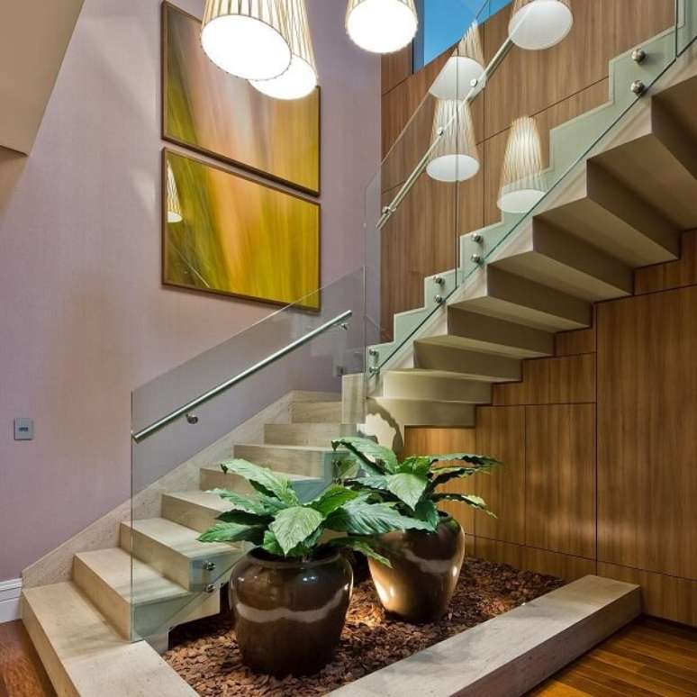 39. Modelos de escadas para casa moderna com jardim de inverno – Foto Claudia Horta E Edison Vello