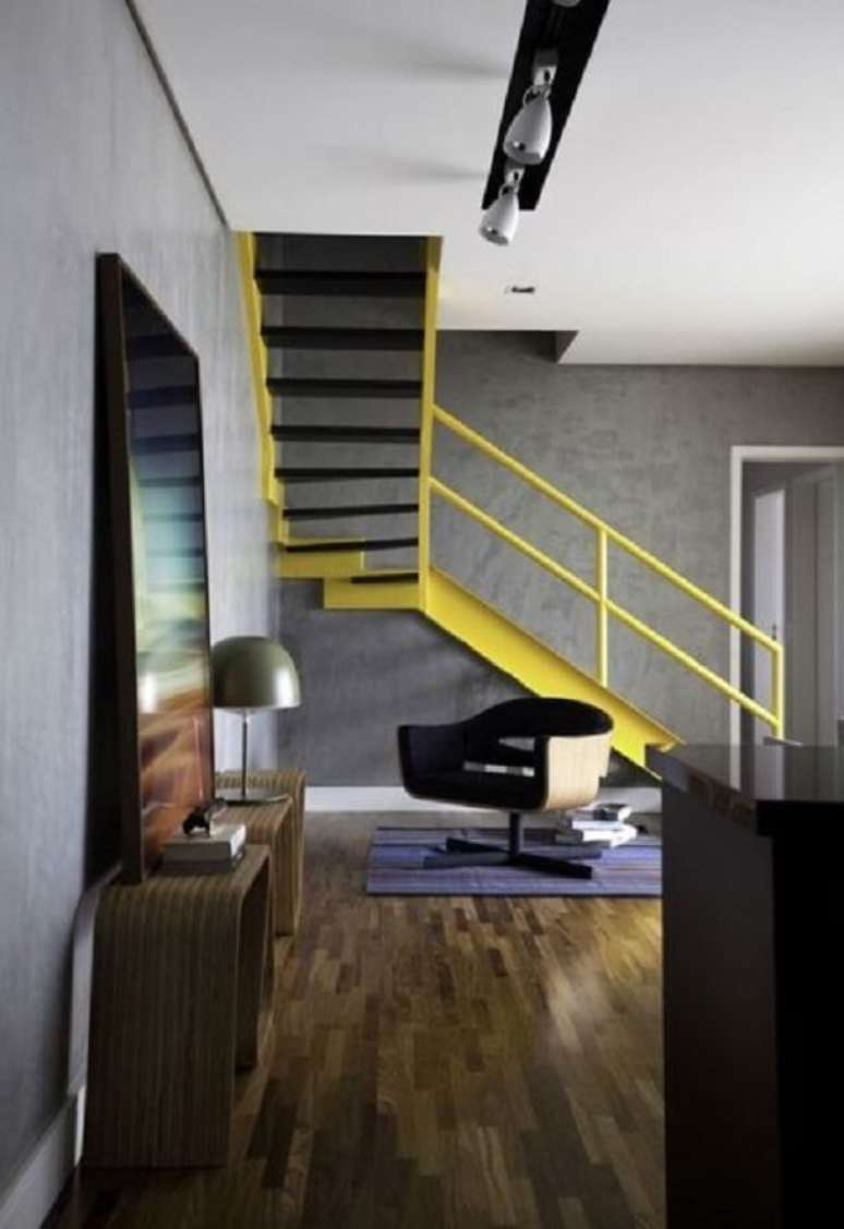 21. Escadas para casa coloridas na cor amarela – Foto